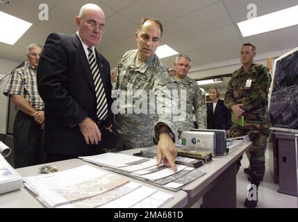 050621-A-4928M-114. [Complet] Légende de la scène : l'honorable Francis J. Harvey (costume d'affaires, à gauche), secrétaire de l'armée (SECARMY); le lieutenant général (LGEN) de l'armée américaine (États-Unis) Steven W. Boutelle (au centre à gauche), dirigeant PRINCIPAL de l'information des États-Unis (G-6); USA Lgén Thomas F. Metz (au centre à droite), Commandant général (CG), III corps et fort Hood, fort Hood, Texas (TX); Et le colonel américain (col) Evin Planto (à droite), G-6, Département de l'Armée, regardent les cartes et images numériques produites pour les systèmes de commandement, de contrôle, de communication, d'informatique, de surveillance et de reconnaissance (C4ISR) par le Configur Banque D'Images