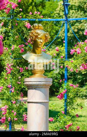 Arbour, également kiosque, avec le buste de la chanteuse d'opéra Henriette Sontag, Branitzer Park, Fuerst Pueckler Park, Cottbus, Brandebourg, Allemagne Banque D'Images