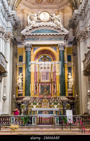 Autel et mobilier intérieur à l'intérieur de l'église Santa Maria della Vita dans le centre de la ville médiévale de Bologne. Banque D'Images