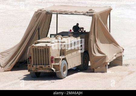 Un long coup de feu de la zone chaude où les Marines du corps des Marines des États-Unis (USMC) du Marine Wing support Squadron 271 (MWSS 271), de la Marine corps Air Station (MCAS) Cherry point, en Caroline du Nord (NC), de secours en cas d'incendie, Installer eux-mêmes et leur véhicule de sauvetage/pompiers structural P-19 en cas d'urgence sur la ligne aérienne de la base aérienne d'Al Asad (AB), dans la province d'Al Anbar, en Irak (IRQ), pendant l'opération LIBERTÉ IRAQUIENNE. Base: Al Asad Air base Etat: Al Anbar pays: Irak (IRQ) Banque D'Images