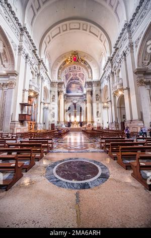 Autel et mobilier intérieur à l'intérieur de l'église Cathédrale de Bologne, Catedrale Metropolitana di San Pietro dans le centre de la ville médiévale de Bolog Banque D'Images