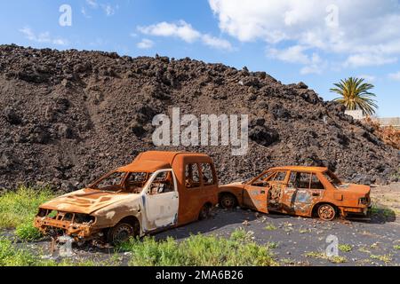 Voitures brûlées à l'écoulement de lave, volcan Takogaite de l'éruption de 2021, El Pedregal, île de la Palma, îles Canaries, Espagne Banque D'Images