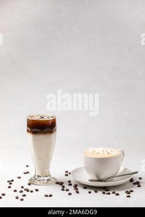 Deux boissons cappuccino et café glacé Banque D'Images