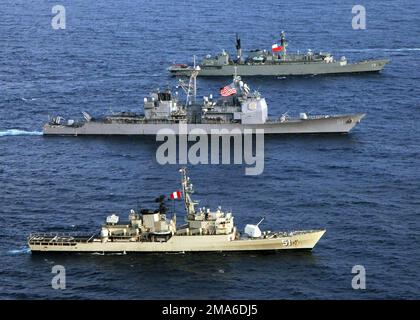 US Navy (USN) Ticonderoga Class Guided missile Cruiser USS THOMAS S. GATES (CG 51) (centre) voiles en formation avec la classe péruvienne Lupo missile Frigate BAP (Buque Aramada Peruana) CARVAJAL (FM 51) (premier plan) et la classe chilienne Broadsabre (Type 22) missile Rigigate ALMIRANTE WILLIAMS (FFG 19) Durant la phase Pacifique d'UNITAS (United International Antisubmersible Warfare exercice) 46. (Dupliquer l'image, voir également DNSD0609531 ou rechercher 050711N4374S005). US Navy (USN) Ticonderoga Class Guided missile Cruiser USS THOMAS S. GATES (CG 51) (centre) voiles en formation avec le Lupo Cl péruvien Banque D'Images