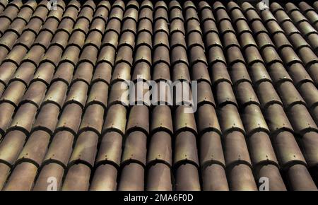 Arrière-plan de vieilles tuiles du toit fait d'argile colorée Banque D'Images