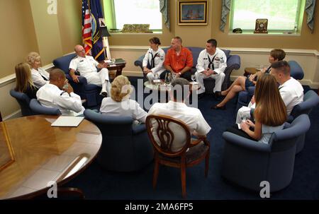 L'amiral (SMA) Vern Clark et Mme Connie Clark, CHEF des opérations navales de la Marine AMÉRICAINE (USN), passent du temps avec les marins des Forces du Pacifique, de l'Atlantique, de la Rive-Sud et de la Réserve de l'année précédant leur promotion au TITRE DE CHEF DE LA PETITE-officiers. Ils sont escortés par TERRY Scott, CHEF DE LA PETITE-officiers de la Marine (MCPON), et par son épouse Mme Doreen Scott. Base: Washington État: District de Columbia (DC) pays: Etats-Unis d'Amérique (USA) Banque D'Images