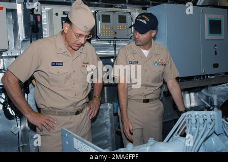 À bord du nouveau navire américain Navys (USN), l'USS SEA FIGHTER (FSF 1), le contre-amiral USN (RADM) Anthony Lengerich (à gauche), le vice-commandant, Naval Sea Systems Command (NAVSEA), et le commandant du navire, le lieutenant-commandant de l'USN (LCDR) Brandon S. Bryan, discutent du fonctionnement des moteurs diesel de propulsion des navires. Le SEA FIGHTER sera utilisé pour évaluer la performance hydrordynamique, le comportement structurel, la flexibilité de la mission et les systèmes de propulsion des navires à grande vitesse, ainsi que pour tester une variété de technologies qui permettront à la Marine de fonctionner plus efficacement dans les eaux littorales ou proches de la rive. Bas Banque D'Images