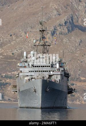 Un arc sur la vue de la Marine américaine (USN) classe Austin: Quai de transport amphibie, USS NASHVILLE (LPD 13), alors que le navire arrive dans le port de Souda Bay, Crète, Grèce pour une visite de routine du port. Pays: Zimbabwe (ZWE) Banque D'Images