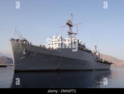 Une vue sur l'arc du port de la Marine américaine (USN) classe Austin : quai de transport amphibie, USS NASHVILLE (LPD 13), alors que le navire arrive dans le port de Souda Bay, Crète, Grèce pour une visite de routine du port. Pays: Zimbabwe (ZWE) Banque D'Images