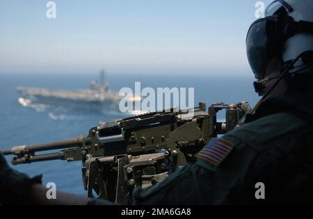 US Navy (USN) Aviation Warfare Systems Operator Third Class (AW3) Garrette Keller, affecté à l'Escadron anti-sous-marin « Black Knights » (HS-4), est un mitrailleur de 7,62 mm M240D à bord d'un SH-60 Seahawk tout en servant de garde-avion pour la classe Nimitz : Le porte-avions USS RONALD REAGAN (CVN 76) et le porte-avions Carrier Air Wing One four (CVW-14) tandis que le navire est en cours de réalisation de la disponibilité de formation du navire sur mesure (TSTA) dans l'océan Pacifique. Pays : Océan Pacifique (POC) Banque D'Images