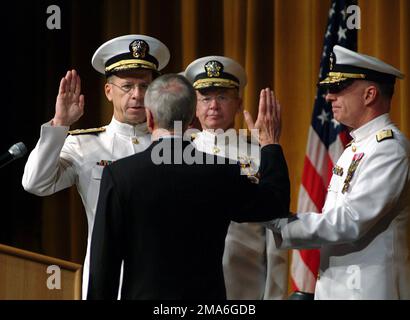 Secrétaire DE la Marine AMÉRICAINE (SECNAV) l'honorable Gordon R. England administre le serment d'office de la Marine américaine (USN) Admiral (ADM) Mike Mullen, chef des opérations navales (CNO) à venir lors d'une cérémonie de passation de commandement tenue à l'Académie navale américaine, à Annapolis, Maryland. AMD Mullen remplace le SMA de l'USN Vern Clark (arrière-plan) qui devient le CNO de 28th. Base: Annapolis État: Maryland (MD) pays: Etats-Unis d'Amérique (USA) Banque D'Images