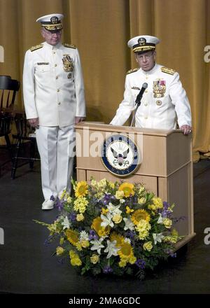 L'amiral (ADM) DE la Marine AMÉRICAINE (USN) Mike Mullen, EN cours de nomination AU POSTE DE CHEF des opérations navales (CNO), prend la parole lors d'une cérémonie de passation de commandement à l'Académie navale américaine, à Annapolis, Maryland. AMD Mullen remplace le SMA de l'USN Vern Clark (arrière-plan) qui devient le CNO de 28th. Base: Annapolis État: Maryland (MD) pays: Etats-Unis d'Amérique (USA) Banque D'Images