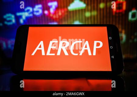 Pologne. 19th janvier 2023. Dans cette illustration, un logo AERCAP est affiché sur un smartphone avec des pourcentages boursiers sur l'arrière-plan. Crédit : SOPA Images Limited/Alamy Live News Banque D'Images