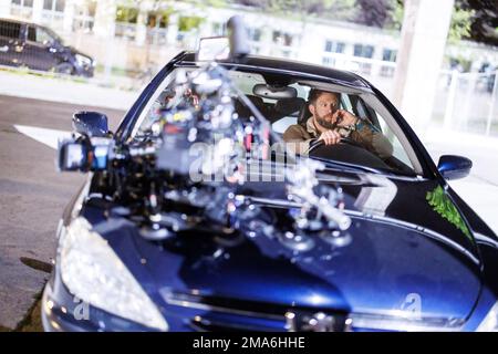 Munich, Allemagne. 05th mai 2022. L'acteur Ken Duken occupe le rôle d'Ali dans une voiture préparée avec des caméras à une date définie lors du tournage de la nouvelle série Sky « Drift - Partners in crime ». Les cinq premiers épisodes de la saison 1 débuteront sur 24 février 2023 sur la chaîne Sky. Credit: Matthias balk/dpa/Alay Live News Banque D'Images