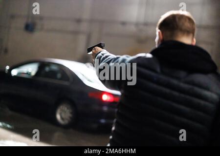 Munich, Allemagne. 05th mai 2022. L'acteur Dennis Scheuermann suit une voiture dans laquelle l'acteur Duken est assis en tant qu'Ali à une date fixée lors du tournage de la nouvelle série Sky 'Drift - Partners in crime' dans son rôle d'antagoniste Nils Ruppert. Les cinq premiers épisodes de la saison 1 débuteront sur 24 février 2023 sur la chaîne Sky. Credit: Matthias balk/dpa/Alay Live News Banque D'Images