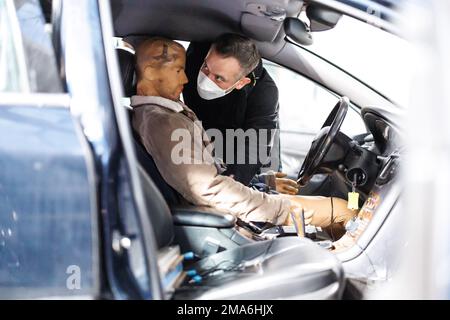 Munich, Allemagne. 05th mai 2022. Le cascadeur Raphael met un mannequin, qui prend la place du personnage « Ali », au siège conducteur d'une voiture lors d'un rendez-vous au tournage de la nouvelle série Sky « Drift - Partners in crime ». La voiture s'écrase dans un trou profond dans un hall d'une scène de la série. Les cinq premiers épisodes de la saison 1 débuteront sur 24 février 2023 sur la chaîne Sky. Credit: Matthias balk/dpa/Alay Live News Banque D'Images