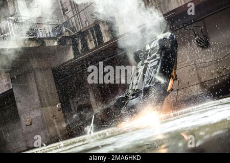 Munich, Allemagne. 05th mai 2022. Une voiture s'écrase dans un trou dans une salle à une date donnée lors du tournage de la nouvelle série Sky « Drift - Partners in crime ». Les cinq premiers épisodes de la saison 1 débuteront sur 24 février 2023 sur la chaîne Sky. Credit: Matthias balk/dpa/Alay Live News Banque D'Images