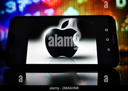 Pologne. 19th janvier 2023. Dans cette illustration, un logo Apple est affiché sur un smartphone avec des pourcentages boursiers sur l'arrière-plan. Crédit : SOPA Images Limited/Alamy Live News Banque D'Images