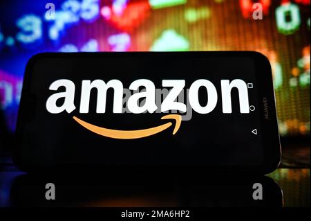 Pologne. 19th janvier 2023. Dans cette illustration, un logo Amazon s'affiche sur un smartphone avec des pourcentages boursiers en arrière-plan. Crédit : SOPA Images Limited/Alamy Live News Banque D'Images