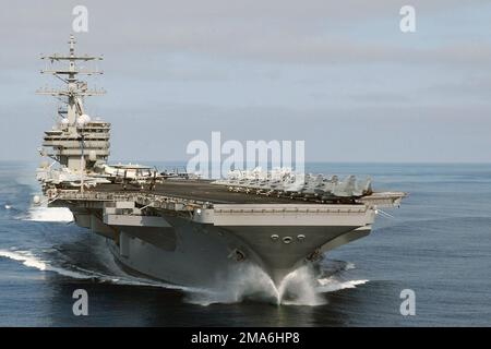 Le porte-avions à propulsion nucléaire USS RONALD REAGAN (CVN-76) de la US Navy (USN) Nimitz Class effectue une course à grande vitesse pendant les opérations sur l'océan Pacifique. Reagan et l'escadre aérienne de Carrier quatorze (CVW-14) sont actuellement en cours de réalisation de la disponibilité de l'instruction sur mesure des navires (TSTA). Pays : Océan Pacifique (POC) Banque D'Images