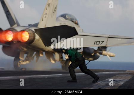 Un opérateur de catapulte de la taille de la marine américaine (USN) s'apprête à préparer le catapulte n° 3 pour la récupération d'un avion en tant que Super Hornet de l'USN F/A-18F, Strike Fighter Squadron 102 (VFA-102), Naval Air Facility (NAF) Atsugi, Japon (JPN), lance le pont aérien du porte-avions USS KITTY Hawk (CV 63) Au cours de l'exercice conjoint sur l'air et la mer (JASEX) 05. Un opérateur de catapulte de la taille de la marine américaine (USN) s'apprête à préparer le catapulte n° 3 pour la récupération d'un avion en tant que Super Hornet de l'USN F/A-18F, Strike Fighter Squadron 102 (VFA-102), Naval Air Facility (NAF) Atsugi, Japon (JPN), sort du pont aérien de l'USN Carri Banque D'Images