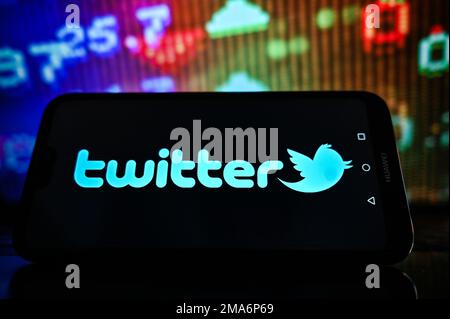 Pologne. 19th janvier 2023. Dans cette illustration, un logo Twitter est affiché sur un smartphone avec des pourcentages boursiers sur l'arrière-plan. (Photo par Omar marques/SOPA Images/Sipa USA) crédit: SIPA USA/Alay Live News Banque D'Images