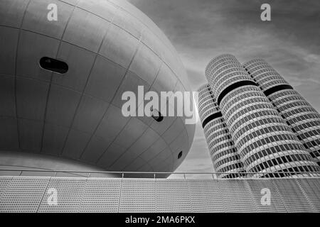 BMW Museum et BMW Tower, photo en noir et blanc, Munich, Bavière, Allemagne Banque D'Images