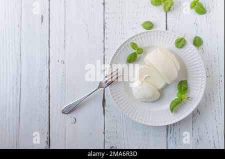 Fromage mozzarella sur fond blanc avec espace pour le texte. Pose à plat Banque D'Images