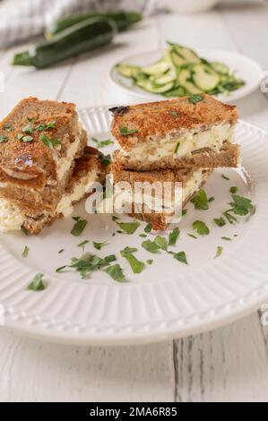 Sandwiches grillés avec fromage feta et pain de seigle sur une assiette. Banque D'Images