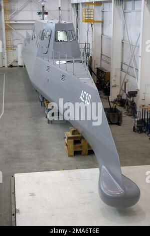 050823-N-7676W-070. [Complet] Légende de la scène : le démonstrateur avancé de navires électriques (ASDD), Sea Jet, financé par le Bureau de la recherche navale (BNR), un navire de 133 pieds situé à la division Carderock du Naval surface Warfare Centre, au détachement de recherche acoustique de Bayview, Idaho (ID). Sea Jet sera exploité sur le lac Pend oreille, où il servira de modèle représentant un navire de surface de taille destroyer pour tester et démontrer diverses technologies. Parmi les premières technologies testées est un jet d'eau sous-marine de décharge de Rolls-Royce Naval Marine, Inc., appelé AWJ-21, un concept de propulsion avec Banque D'Images