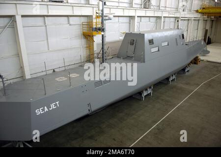 050823-N-7676W-103. [Complet] Légende de la scène : le démonstrateur avancé de navires électriques (ASDD), Sea Jet, financé par le Bureau de la recherche navale (BNR), un navire de 133 pieds situé à la division Carderock du Naval surface Warfare Centre, au détachement de recherche acoustique de Bayview, Idaho (ID). Sea Jet sera exploité sur le lac Pend oreille, où il servira de modèle représentant un navire de surface de taille destroyer pour tester et démontrer diverses technologies. Parmi les premières technologies testées est un jet d'eau sous-marine de décharge de Rolls-Royce Naval Marine, Inc., appelé AWJ-21, un concept de propulsion avec Banque D'Images