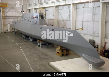 050823-N-7676W-052. [Complet] Légende de la scène : le démonstrateur avancé de navires électriques (ASDD), Sea Jet, financé par le Bureau de la recherche navale (BNR), un navire de 133 pieds situé à la division Carderock du Naval surface Warfare Centre, au détachement de recherche acoustique de Bayview, Idaho (ID). Sea Jet sera exploité sur le lac Pend oreille, où il servira de modèle représentant un navire de surface de taille destroyer pour tester et démontrer diverses technologies. Parmi les premières technologies testées est un jet d'eau sous-marine de décharge de Rolls-Royce Naval Marine, Inc., appelé AWJ-21, un concept de propulsion avec Banque D'Images