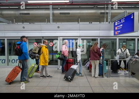 Passagers, Skyline Railway, terminal 1, aéroport, Francfort-sur-le-main, Hesse, Allemagne Banque D'Images