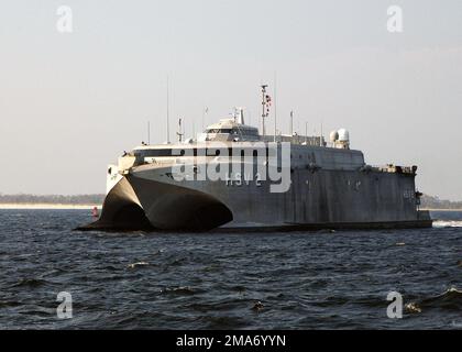 Le navire à grande vitesse de la Marine américaine (USN) (HSV 2) effectue des manœuvres SWIFT à travers la baie de Pensacola avant d'arriver à la base aérienne navale (NAS) Pensacola, Floride (FL), Charger et transférer des secours à la région de la côte du Golfe à l'appui des efforts de secours de l'ouragan Katrina dans le cadre de la Force opérationnelle interarmées (FJ) Katrina. La participation de la Marine aux opérations d'aide humanitaire de l'ouragan Katrina est dirigée par l'Agence fédérale de gestion des situations d'urgence (FEMA), en collaboration avec le ministère de la Défense (DoD). (Dupliquer l'image, voir également DNSD0602408 ou rechercher 050905N4374S001). Base : Station navale aérienne, Pensacola Banque D'Images