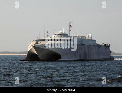 Le navire à grande vitesse SWIFT (HSV 2) de la Marine américaine (USN) effectue des manœuvres à travers la baie de Pensacola arrivant à la base aérienne navale (NAS) Pensacola, en Floride (FL), afin de charger des secours pour la région de la côte du Golfe à l'appui des efforts de secours de l'ouragan Katrina. La Marine contribue aux opérations d'aide humanitaire menées par l'Agence fédérale de gestion des urgences (FEMA) en collaboration avec le ministère de la Défense (DoD). (Dupliquer l'image, voir également DNSD0607051 ou rechercher 050905N4374S001). Base: Naval Air Station, Pensacola État: Floride (FL) pays: Etats-Unis d'Amérique (USA) Banque D'Images