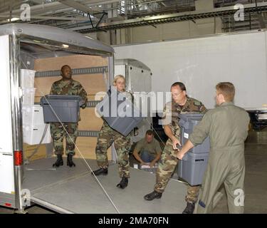 Le personnel DE L'US Air Force (USAF) de la Fighter Wing Wing (FW) de 131st, la Garde nationale de l'air du Missouri (ANG), se prépare à recevoir environ 2 000 évacués ou plus de l'ouragan Katrina à l'ancienne usine de montage final de Boeing à St. Louis, Missouri (Mo). Base: Lambert IAP, Saint Louis État: Missouri (Mo) pays: Etats-Unis d'Amérique (USA) scène Major Command montré: ACC Banque D'Images