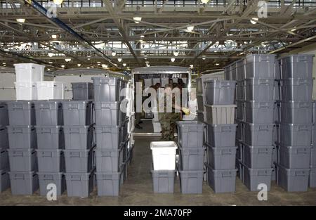 Le personnel DE L'US Air Force (USAF) de la Fighter Wing Wing (FW) de 131st, la Garde nationale de l'air du Missouri (ANG), se prépare à recevoir environ 2 000 évacués ou plus de l'ouragan Katrina à l'ancienne usine de montage final de Boeing à St. Louis, Missouri (Mo). Base: Lambert IAP, Saint Louis État: Missouri (Mo) pays: Etats-Unis d'Amérique (USA) scène Major Command montré: ACC Banque D'Images