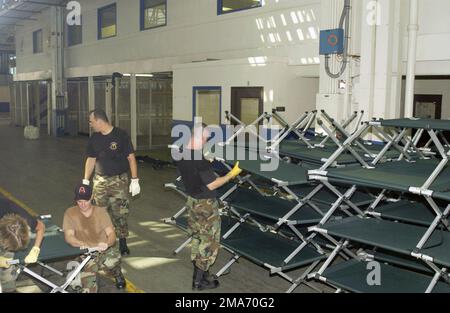 Le personnel DE L'US Air Force (USAF) de la Fighter Wing Wing (FW) de 131st, la Garde nationale de l'air du Missouri (ANG), effectue les préperations nécessaires pour recevoir environ 2 000 évacués de l'ouragan Katrina à l'ancienne usine de montage final de Boeing à St. Louis, Missouri (Mo). Base: Saint Louis État: Missouri (Mo) pays: Etats-Unis d'Amérique (USA) scène Major Command montré: ACC Banque D'Images