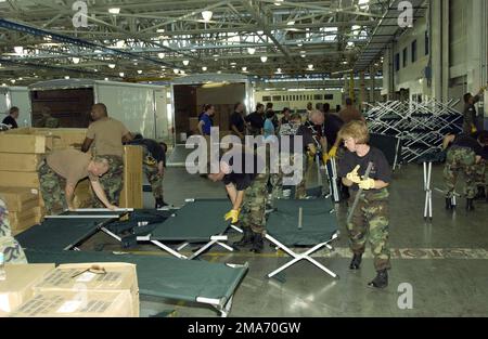 Le personnel DE L'US Air Force (USAF) de la Fighter Wing Wing (FW) de 131st, la Garde nationale de l'air du Missouri (ANG), effectue les préperations nécessaires pour recevoir environ 2 000 évacués de l'ouragan Katrina à l'ancienne usine de montage final de Boeing à St. Louis, Missouri (Mo). Base: Saint Louis État: Missouri (Mo) pays: Etats-Unis d'Amérique (USA) scène Major Command montré: ACC Banque D'Images