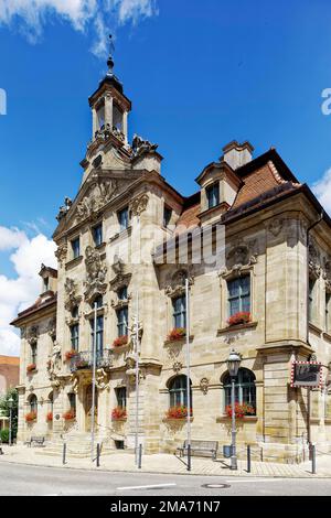 Hôtel de ville avec une riche décoration de façade, bâtiment de deux étages en mansarde en grès avec clocher, baroque tardif, construit de 1744 à 1447, par le Teutonic Banque D'Images