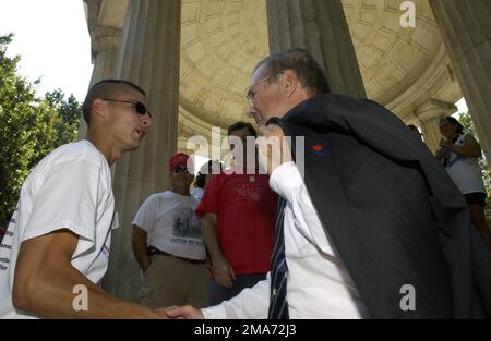 050911-F-6911G-001. [Complet] Légende de la scène : l'honorable Donald H. Rumsfeld, É.-U. Le secrétaire à la Défense, rencontre un marcheur pendant l'Amérique vous soutient Freedom Walk, une marche de souvenir et de soutien. La marche permet aux citoyens de se souvenir des victimes du 11 septembre et d'honorer nos militaires américains, passés et présents, de plus, elle nous permet de commémorer notre liberté. Le souvenir rend également hommage aux victimes des attaques du 11 septembre 2001 contre le Pentagone, les tours jumelles et le vol 93 au-dessus de la Pennsylvanie. La promenade, commencée près du site de l'accident du Pentagone, a passé le Memorial B Banque D'Images