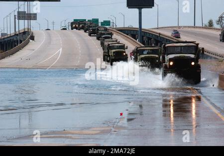 Un convoi de véhicules militaires se prépare à traverser les eaux de crue sur l'Interstate 10 pour déplacer les forces de sécurité de la Garde nationale aérienne du Texas (TXANG) de l'école élémentaire Francis Gaudet à l'université Loyola de la Nouvelle-Orléans, en Louisiane (LA). Les unités du ministère de la Défense (DoD) se sont mobilisées dans le cadre de la Force opérationnelle interarmées (foi) Katrina pour appuyer les efforts de secours en cas de catastrophe de l'Agence fédérale de gestion des urgences (FEMA) dans les zones de la côte du Golfe dévastées par l'ouragan Katrina. (Dupliquer l'image, voir également DFSD0602342 ou rechercher 050911F8564A034). Base: New Orleans État: Louisiana (LA) pays: États-Unis d'Amérique (USA) Banque D'Images