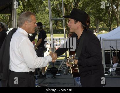 050911-F-6911G-005. [Complet] Légende de la scène : l'honorable Donald H. Rumsfeld, É.-U. Le secrétaire à la Défense rencontre la chanteuse nationale Clint Black sur scène au National Mall après l'America vous soutient Freedom Walk. La marche permet aux citoyens de se souvenir des victimes de 11 septembre et d'honorer nos militaires américains, passés et présents, elle nous permet en outre de commémorer notre liberté. Le souvenir rend également hommage aux victimes des attaques du 11 septembre 2001 contre le Pentagone, les tours jumelles et le vol 93 au-dessus de la Pennsylvanie. La marche, commencée près du site de l'accident du Pentagone, s'est poursuivie Banque D'Images