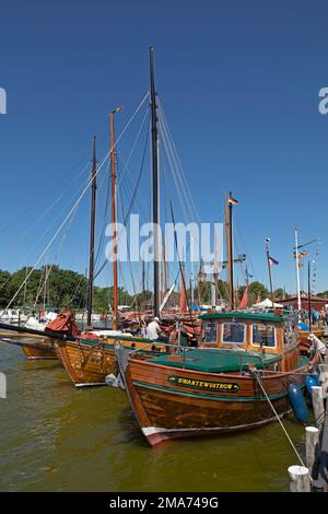 Bateaux en bois, port, Wustrow, Mecklenburg-Ouest Pomerania, Allemagne Banque D'Images