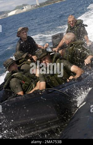 Un Coxswain de la Marine américaine (USN) positionne son véhicule de reconnaissance en caoutchouc de combat à côté d'un bateau gonflable rigide de Hull (RHIB) pendant le cours de compétences de base de Coxswain à Kin Red, à Okinawa, au Japon. Le coxswain est en fin de compte responsable de tous les aspects du CRRC, également connu sous le nom de zodiaque. Base: KIN Red État: Okinawa pays: Japon (JPN) Banque D'Images
