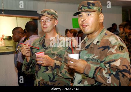 051007-A-9718B-015. [Complete] Scene Caption: Oklahoma Army National Guard (OKARNG) SPECIALIST Fourth Class (SPC) Jeremy Johns (à gauche) et OKARNG SPC Osbaldo Espinoza, Truck Drivers, 1345th Transportation Company (TRANS CO), OKARNG, Ardmore, Oklahoma (OK). États-Unis SPC Johns et États-Unis SPC Espinoza font partie de la Force de réaction rapide (QRF) la première à atteindre la Nouvelle-Orléans après que l'ouragan Katrina a dévasté la région et a travaillé sans arrêt pendant environ trois semaines. Ils se sont activés avec plus de 2 000 autres soldats de la Brigade d'infanterie de 45th. L'Académie chrétienne de la vie, une école privée à Baton Rouge, a invité 300 S. Banque D'Images