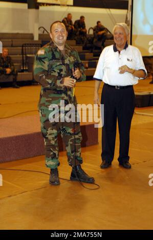 051007-A-9718B-017. [Complete] Scene Caption: Oklahoma Army National Guard (OKARNG) SPECIALIST Fourth Class (SPC) Justin Hewett (Left), signal Intelligence SPECIALIST, A Battery (BTY), 1st Bataillon (BN), 160th Field Artillery Brigade (FA BDE), dirige un auditoire de 300 soldats dans la chanson de combat de l'Université d'Oklahoma: Boomer Sooner Sooner. L'Académie chrétienne de la vie, une école privée de bâton Rouge a invité les soldats à assister à une fête de hayon et à un match de football pour montrer leur appréciation pour le dur travail que les soldats ont fait pour aider dans les efforts de secours de l'ouragan Katrina. Après les États-Unis SPC Hewett pr Banque D'Images