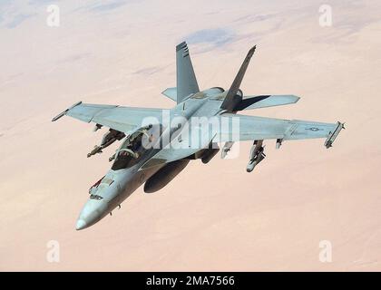 050917-F-5480T-003. [Complete] Scene Caption: A US Navy (USN) F/A-18F Super Hornet, Strike Fighter Squadron 41 (VFA-41), Black Aces, Naval Air Station (NAS) Lemoore, Californie (CA), effectue une mission au-dessus du golfe Persique. Le Hornet est armé d'un missile SIDEWINDER AIM-9 sur le wingtip et d'un missile Maverick AGM-65 sur le pylône et d'une bombe GBU-12 500-livre sur les autres pylônes. Un module AAQ-14 LANTIRN (navigation à basse altitude et ciblage infrarouge pour la nuit) se trouve sous la prise. Également sous le fuselage, un réservoir de carburant externe de 370 gallons. Le VFA-41 est actuellement embarqué à bord des États-Unis Banque D'Images