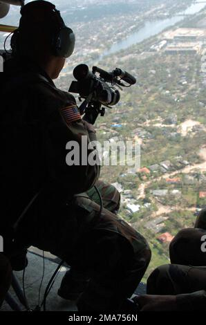 LE sergent d'ÉTAT-MAJOR (SSG) de L'ARMÉE AMÉRICAINE (USA) Aldolfo Rosario, 55th signal Company (SIG CO) (caméra de combat), documente la destruction qui a été laissée à la suite de l'ouragan Katrina à partir d'un hélicoptère américain UH-60L Black Hawk au-dessus de la Nouvelle-Orléans lors de la Force opérationnelle interarmées (foi) Katrina. (Dupliquer l'image, voir également DASD0608662 ou rechercher 050916A3760M154). Base: New Orleans État: Louisiana (LA) pays: États-Unis d'Amérique (USA) Banque D'Images