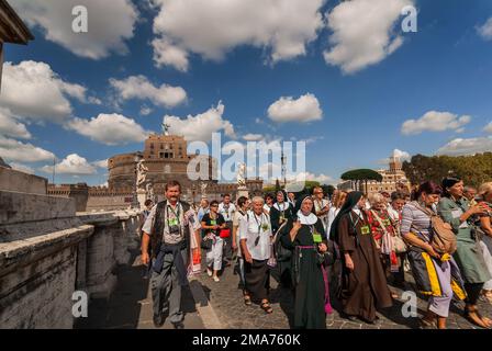 Personnes sur le Ponte dell'Angelo, en face du Castel Sant'Angelo, à Rome, Italie, Europe. Banque D'Images